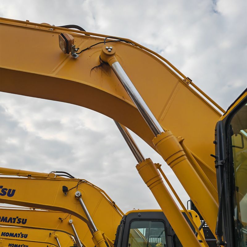 Dalam stok besar digunakan excavator KOMATSU PC220-8/New Arrival kedua tangan KOMATSU PC220-8